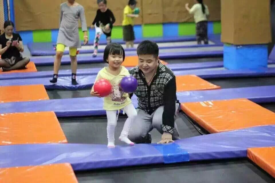 跟孩子一起玩蹦床