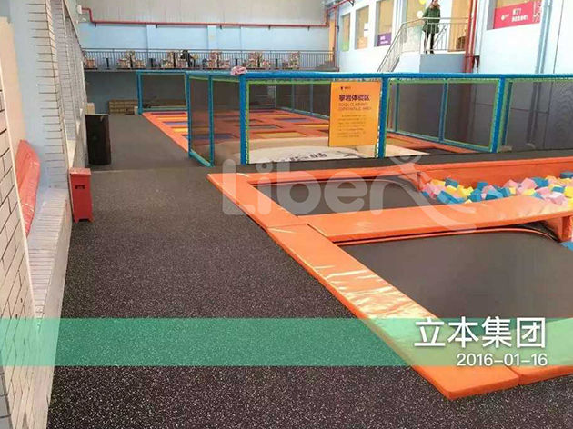 娱乐健身新型蹦床实物照片