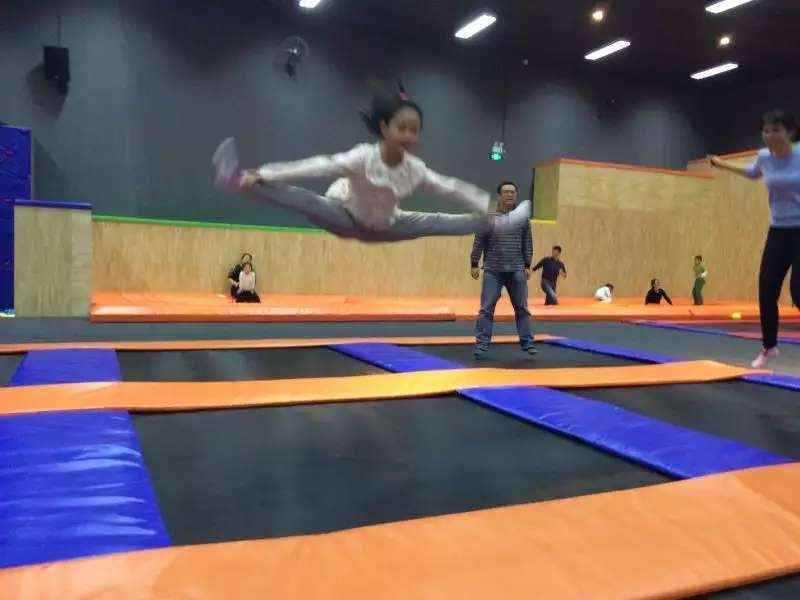 跳跃而起蹦床运动