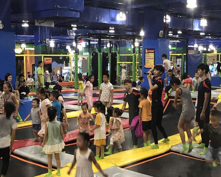 蹦床公园小朋友活动