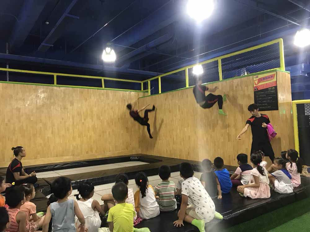 室内乐园蹦床公园高度