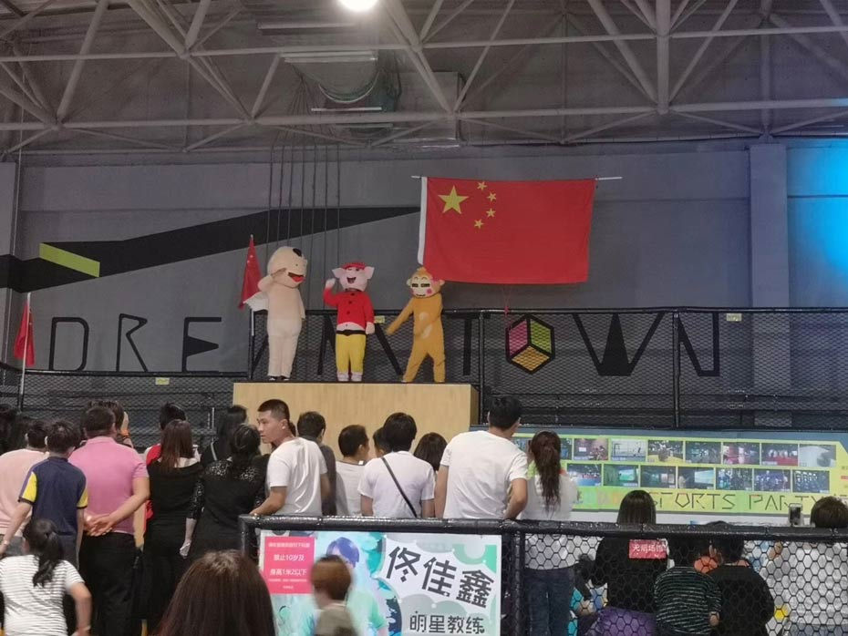 蹦床图片
