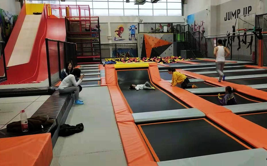 室内蹦床公园