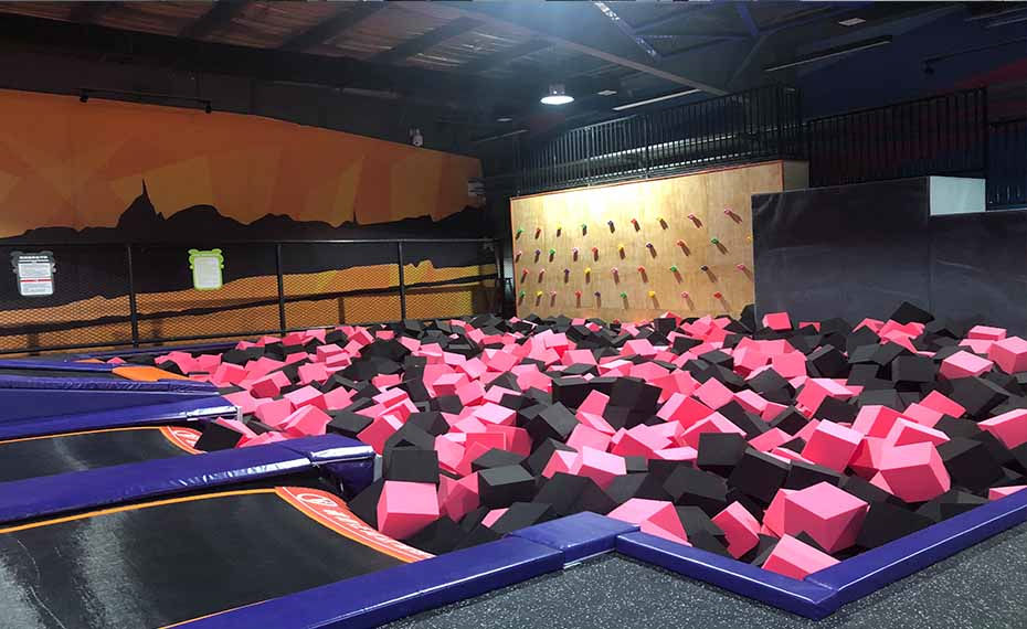 蹦床公园