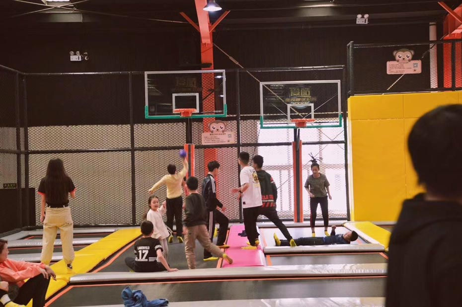 蹦床实物照片