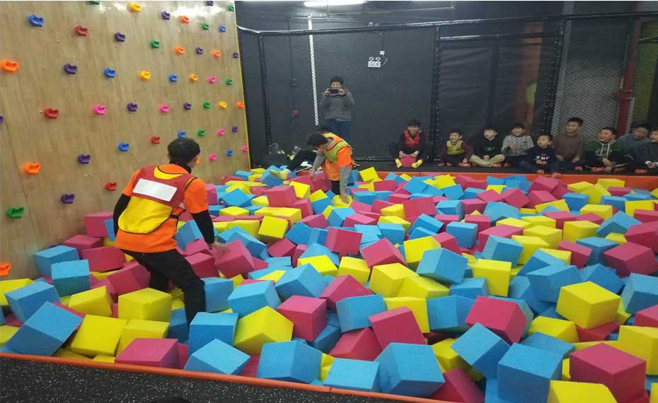 蹦床公园
