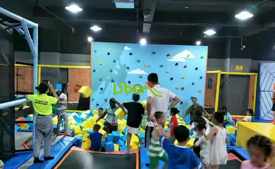 蹦床公园