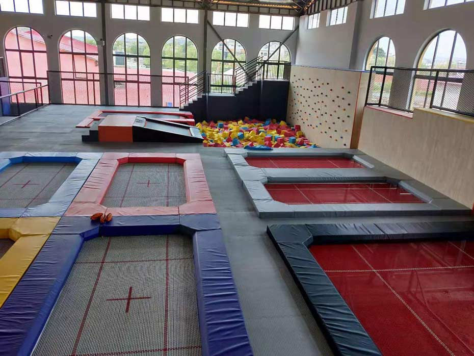 蹦床乐园实物照片