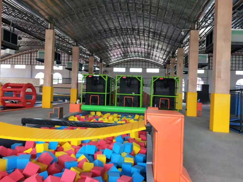 蹦床乐园实物照片