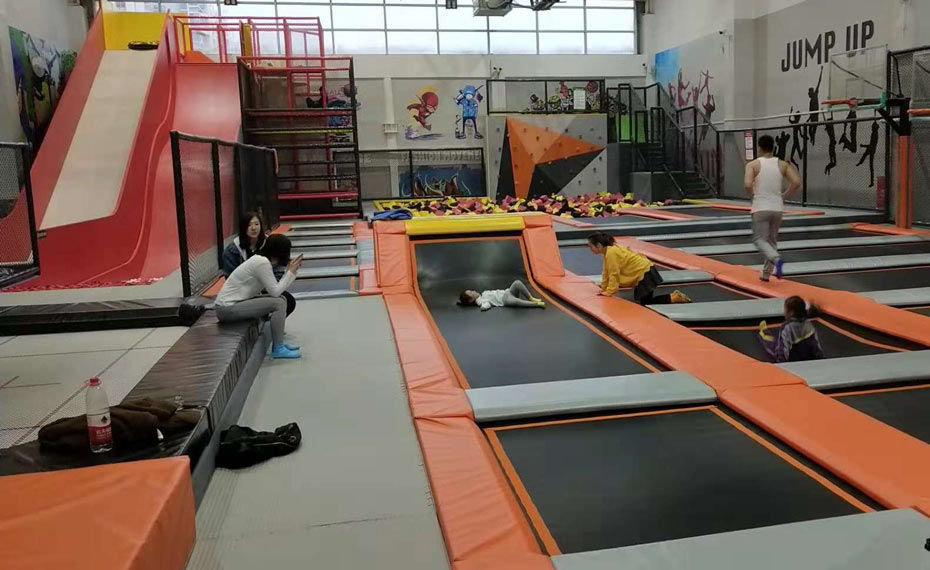 蹦床公园