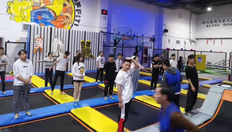 蹦床公园实物照片