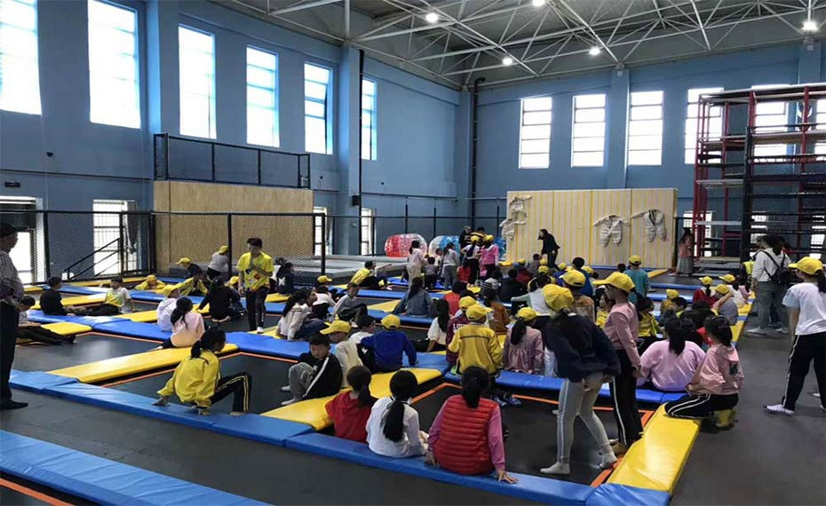 蹦床公园