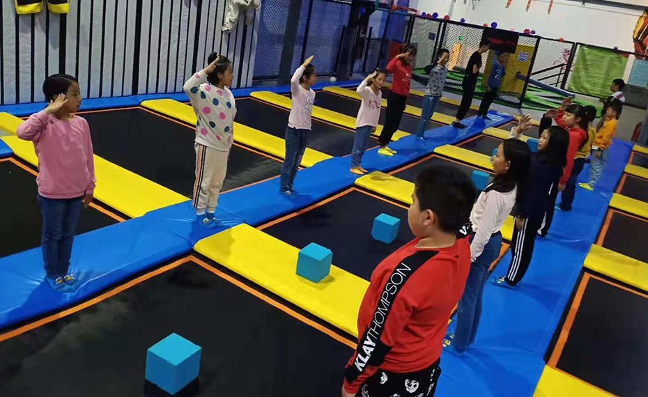 蹦床公园