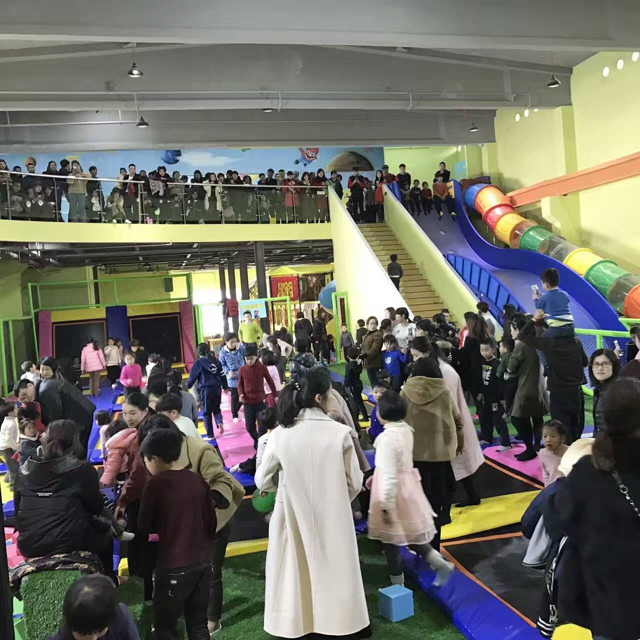 蹦床公园安全守则及注意事项