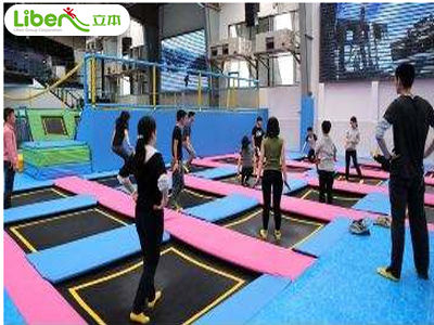 成人空气蹦床掀起娱乐热潮，不少创业者很心动