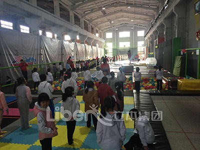 蹦床健身馆加盟，在流行中寻找蹦床厂家