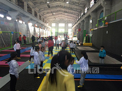 小型公司团建活动最佳场所——成都九方蹦床主题公园