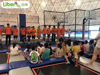 在室内蹦床公园中有哪些适合企业团建活动的互动游戏?