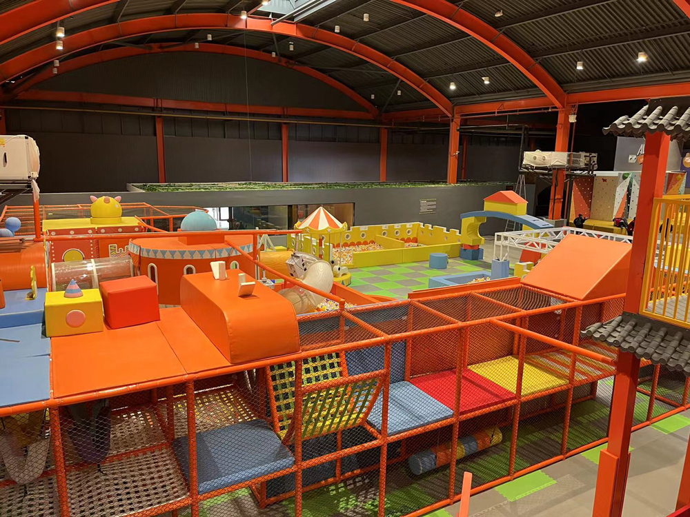 立本蹦床厂家/将传统的单个小蹦床整合成一个大的蹦床乐园