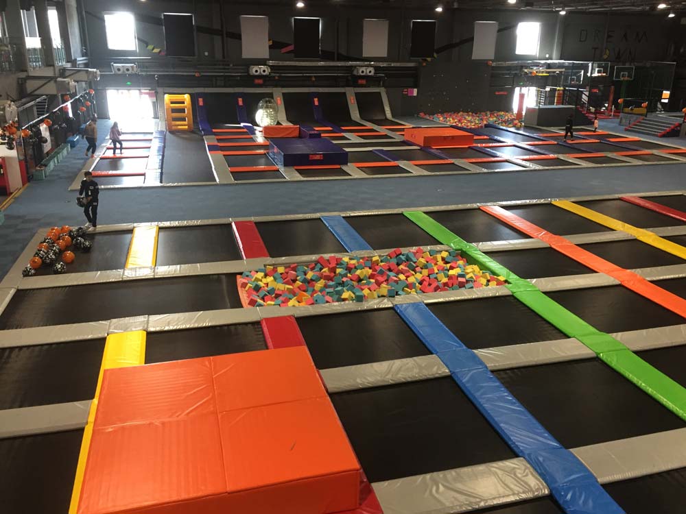 新型健身、娱乐、减肥新风尚——室内大蹦床公园
